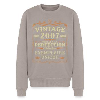 18 Jahre 2007 Vintage Geburtstagsgeschenk - Männer Premium Bio Pullover - Taupe - Vorne - Nico (187cm)