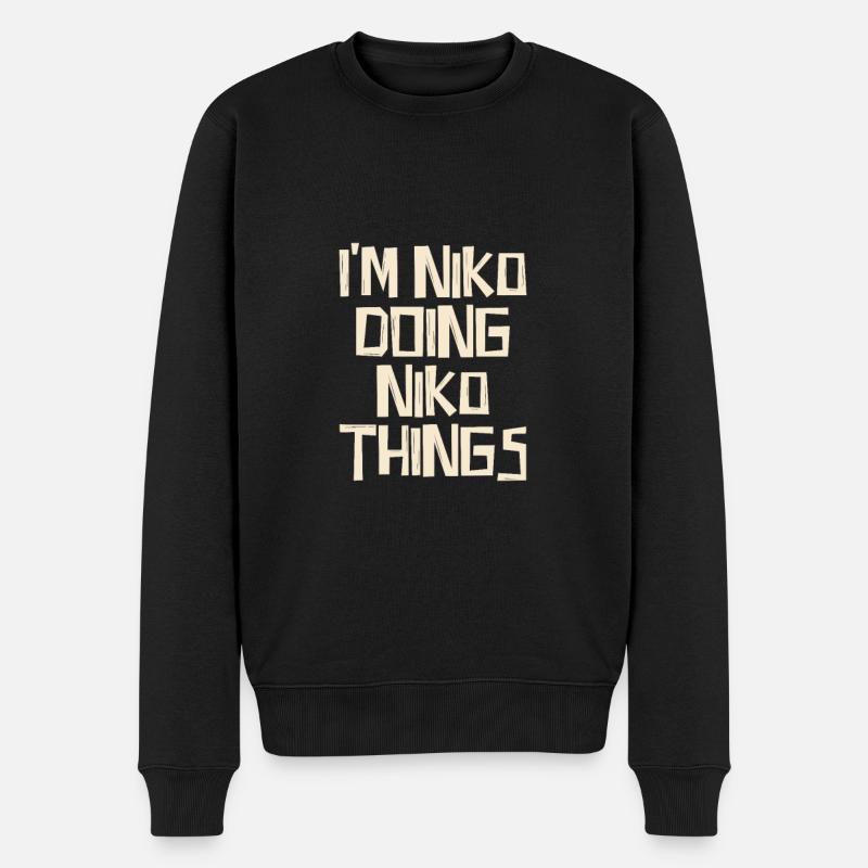 I'm Niko doing Niko things - Männer Premium Bio Pullover - Schwarz