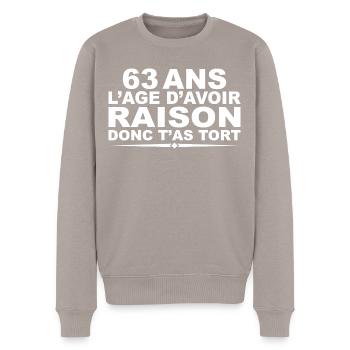 63 Jahre alt | Humor Geschenk zum 63. Geburtstag - Männer Premium Bio Pullover - Taupe - Vorne - Nico (187cm)