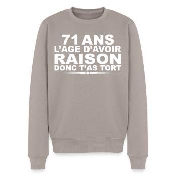 71 Jahre alt | Humorvolles Geburtstagsgeschenk 71 Jahre - Männer Premium Bio Pullover - Taupe - Vorne - Nico (187cm)