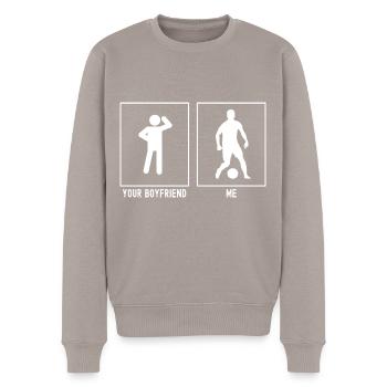 Dein Freund - Ich - Fußballer Mitte Ball - Männer Premium Bio Pullover - Taupe - Vorne - Nico (187cm)