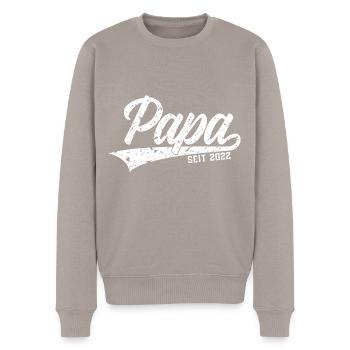 PAPA SEIT 2022 VATERTAG - Männer Premium Bio Pullover - Taupe - Vorne - Nico (187cm)