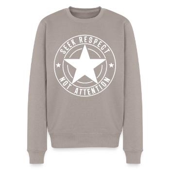 SEEK RESPECT - Respekt verdienen - Männer Premium Bio Pullover - Taupe - Vorne - Nico (187cm)
