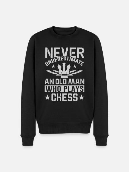 En gammel mand, der spiller skak - Økologisk premium-sweatshirt til mænd - sort