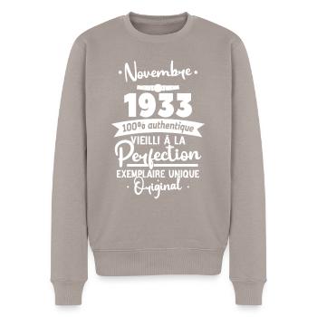 Geburtstagsgeschenk November 1933 90 Jahre - Männer Premium Bio Pullover - Taupe - Vorne - Nico (187cm)
