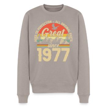 1977 - Ein legendäres Jahr - Männer Premium Bio Pullover - Taupe - Vorne - Nico (187cm)