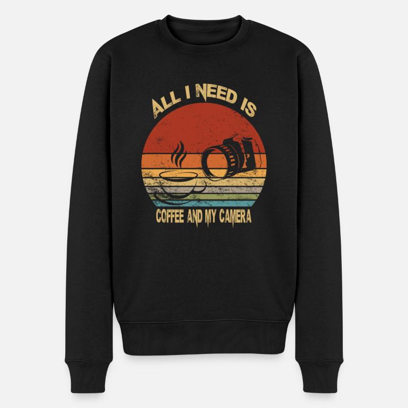 All I Need Is Coffee And My Camera - Männer Premium Bio Pullover - Schwarz