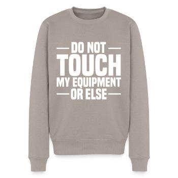 Bühnentechnik Geschenke | Bühnentechniker Stage - Männer Premium Bio Pullover - Taupe - Vorne - Nico (187cm)