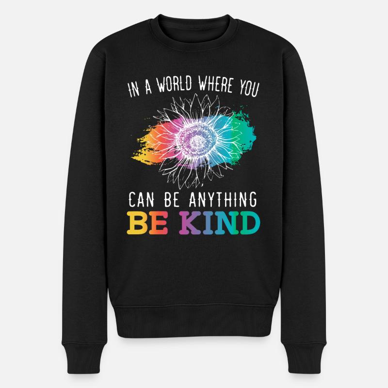 In einer Welt, in der du alles sein kannst, sei freundlich - Männer Premium Bio Pullover - Schwarz