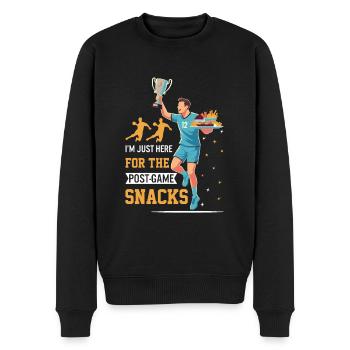 Ich bin nur für die Snacks nach dem Spiel hier! - Männer Premium Bio Pullover - Schwarz - Vorne - Nico (187cm)