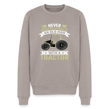 Never Underestimate An Old Guy with an Tractor - Männer Premium Bio Pullover - Taupe - Vorne - Nico (187cm)