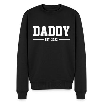 DADDY EST. 2022 - DAD SINCE - VATER WERDEN - BABY - Männer Premium Bio Pullover - Schwarz - Vorne - Nico (187cm)