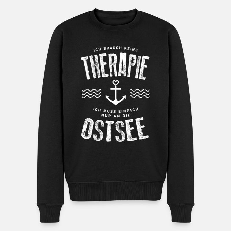 Ich brauch keine Therapie ich muss an die Ostsee - Männer Premium Bio Pullover - Schwarz