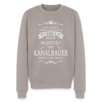 Seine Majestät der Kanalbauer betritt den Raum - Männer Premium Bio Pullover - Taupe - Vorne - Nico (187cm)
