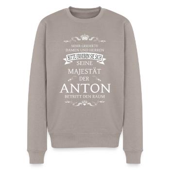 Seine Majestät der Anton betritt den Raum - Männer Premium Bio Pullover - Taupe - Vorne - Nico (187cm)