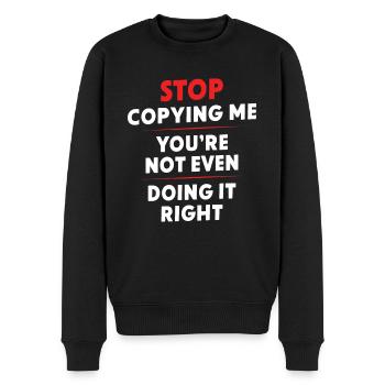 Hör auf, mich zu kopieren, du machst es nicht einmal richtig, Hum - Männer Premium Bio Pullover - Schwarz - Vorne - Nico (187cm)