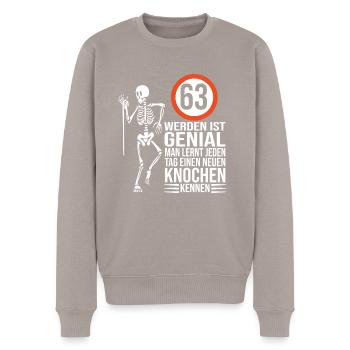 63.Geburtstag - Männer Premium Bio Pullover - Taupe - Vorne - Nico (187cm)
