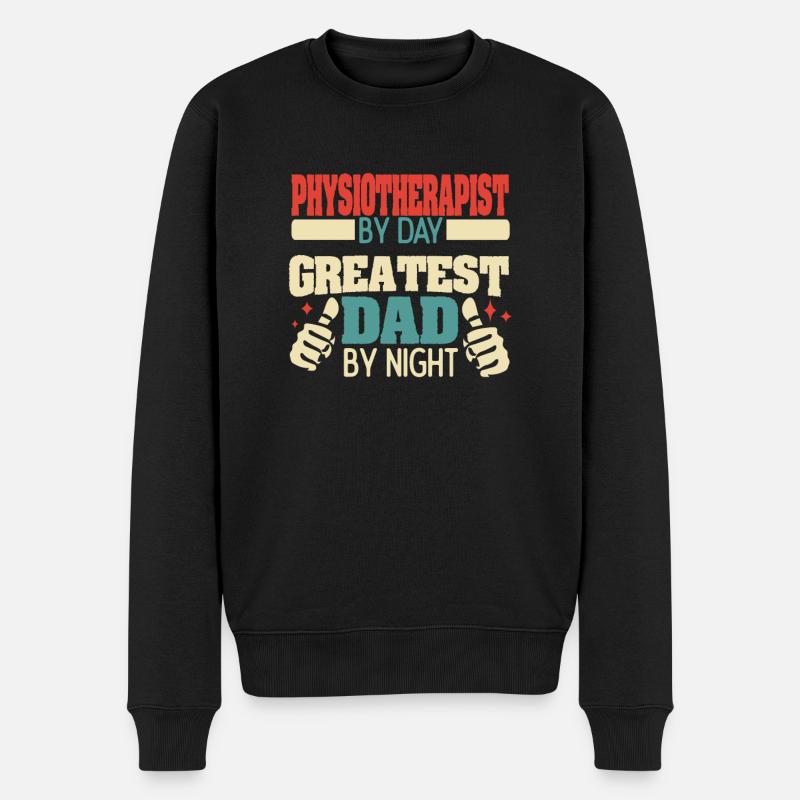 Physiotherapist by day, greatest dad by night - Männer Premium Bio Pullover - Schwarz