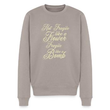 Nicht zerbrechlich wie eine Blume, sondern eine - Männer Premium Bio Pullover - Taupe - Vorne - Nico (187cm)