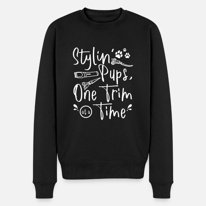Styling dogs pups one trim at a time, pet groomer - Männer Premium Bio Pullover - Schwarz