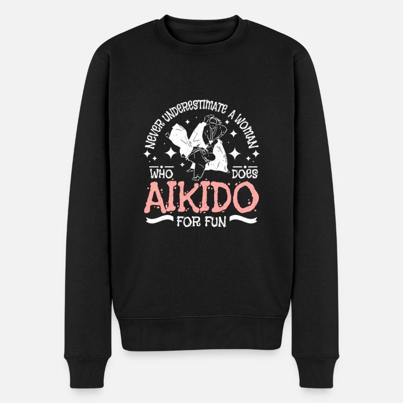Never underestimate a woman who does aikido - Männer Premium Bio Pullover - Schwarz