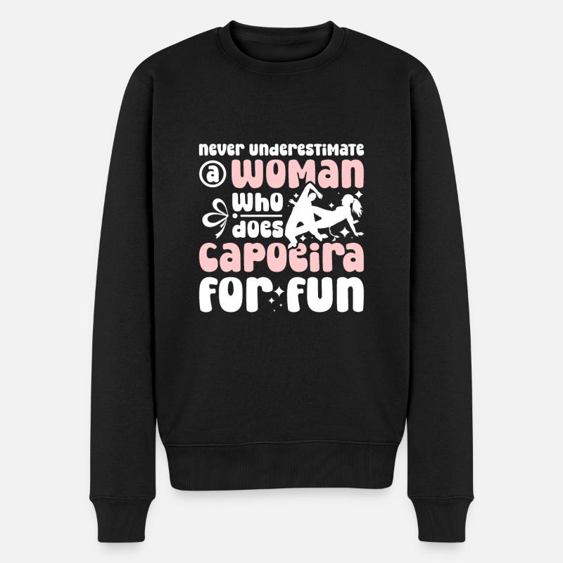 Never underestimate a woman who does Capoeira - Männer Premium Bio Pullover - Schwarz