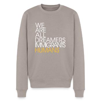 We Are All Dreamers Immigrants Humans -Anti Racism - Männer Premium Bio Pullover - Taupe - Vorne - Nico (187cm)