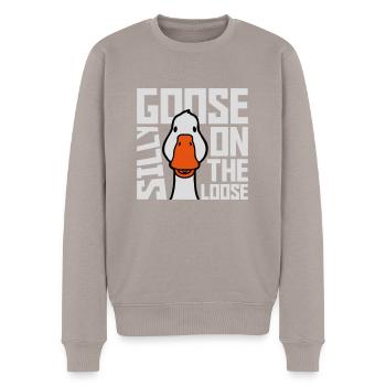goose on the loose - Männer Premium Bio Pullover - Taupe - Vorne - Nico (187cm)