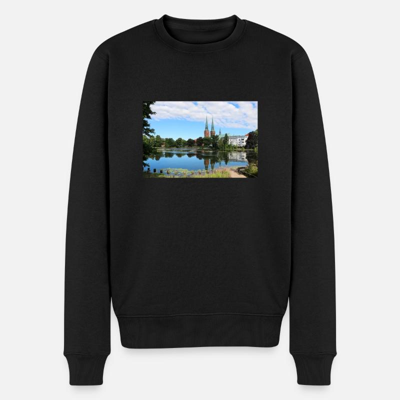 idyllischer See mit Kirche - Männer Premium Bio Pullover - Schwarz