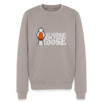 goose on the loose - Männer Premium Bio Pullover - Taupe - Vorne - Nico (187cm)