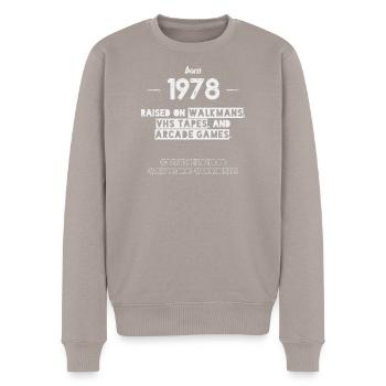 1978 Baujahr - Geboren 1978 - Männer Premium Bio Pullover - Taupe - Vorne - Nico (187cm)
