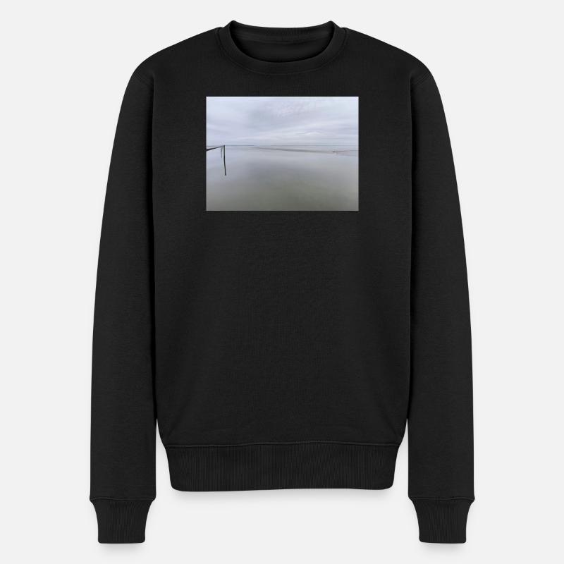 Stiller Meeresufer mit Himmelreflexion - Männer Premium Bio Pullover - Schwarz