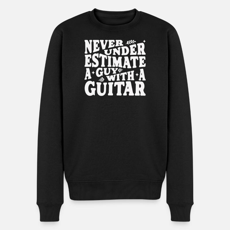 Never underestimate a guy with a guitar weiss - Männer Premium Bio Pullover - Schwarz