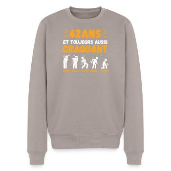 42 Ans Toujours Aussi Craquant Humour Crac - Pull Premium bio Homme - taupe - Devant - Nico (187cm)
