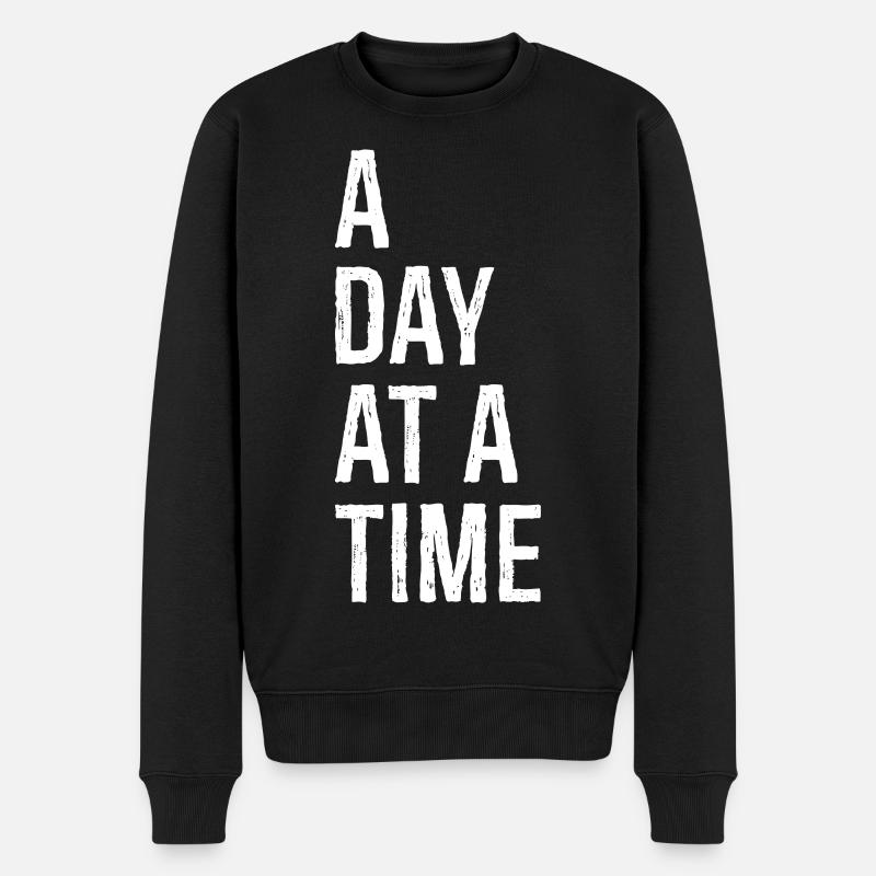 a day at a time - Männer Premium Bio Pullover - Schwarz