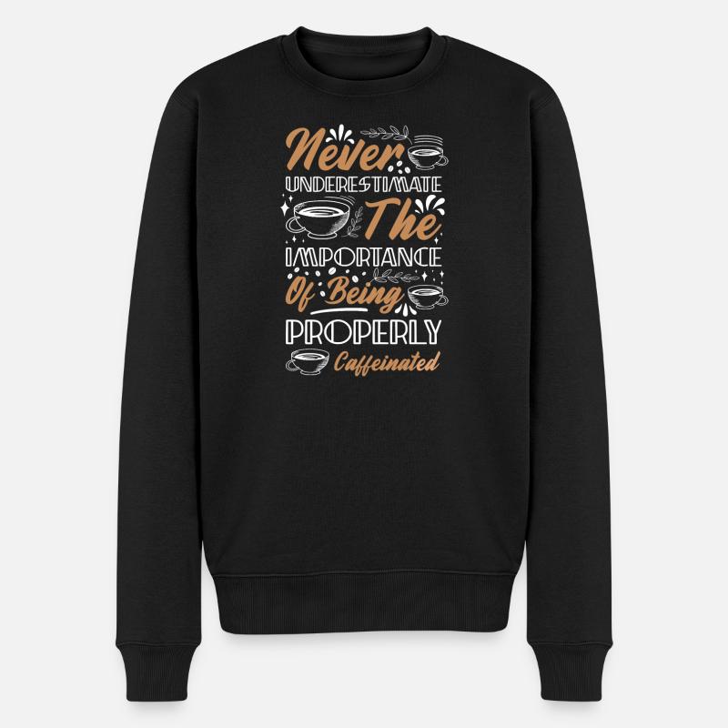 Never Underestimate Coffee - Männer Premium Bio Pullover - Schwarz