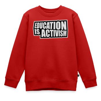 Education Is Activism Bildung Aktivismus Statement - Kids Premium Organic Sweatshirt - red - Front - AI Model Kid Female (0cm)