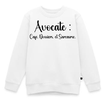 Avocate : café, dossiers et sarcasme - Sweat Premium enfant bio - blanc - Devant - AI Model Kid Male (0cm)
