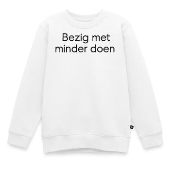 Faire moins – Conception de texte tendance - Sweat Premium enfant bio - blanc - Devant - AI Model Kid Male (0cm)