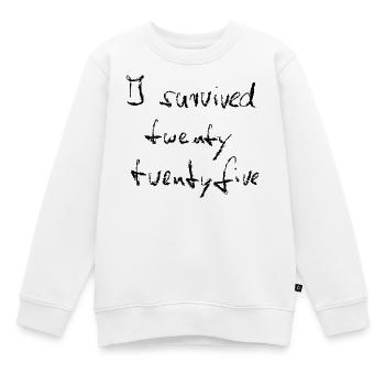 I survived 2025 - Kreide schwarz - Kinder Premium Organic Sweatshirt - Weiß - Vorne - AI Model Kid Male (0cm)