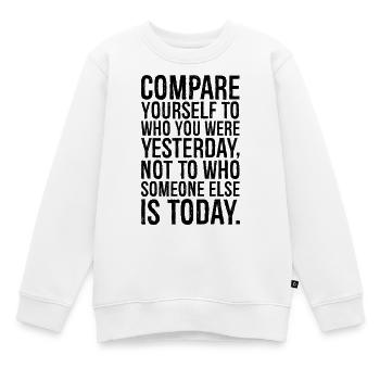 Comparez-vous à ce que vous étiez hier - Sweat Premium enfant bio - blanc - Devant - AI Model Kid Male (0cm)