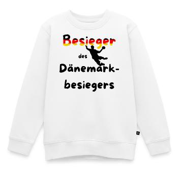 Handball EM 2026 - Besieger des Dänemarkbesiegers - Kinder Premium Organic Sweatshirt - Weiß - Vorne - AI Model Kid Male (0cm)