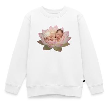 Baby mit Windel schläft auf geöffneter Lotusblüte - Kinder Premium Organic Sweatshirt - Weiß - Vorne - AI Model Kid Male (0cm)