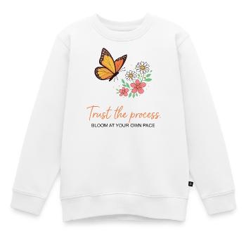 Schmetterlingsblüte: Vertrauen Sie dem Prozess - Kinder Premium Organic Sweatshirt - Weiß - Vorne - AI Model Kid Male (0cm)