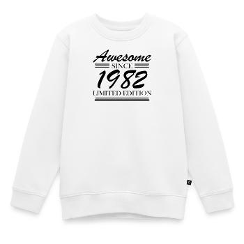 1982 - Jahrgang 1982 - Kinder Premium Organic Sweatshirt - Weiß - Vorne - AI Model Kid Male (0cm)