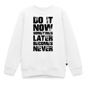 fais-le maintenant parfois plus tard devient jamais - Sweat Premium enfant bio - blanc - Devant - AI Model Kid Male (0cm)