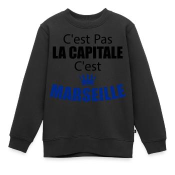 C'est Pas La Capitale C'est Marseille - Sweat Premium enfant bio - noir - Devant - AI Model Kid Female (0cm)