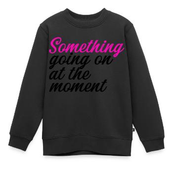 Quelque chose se passe en ce moment - Sweat Premium enfant bio - noir - Devant - AI Model Kid Female (0cm)