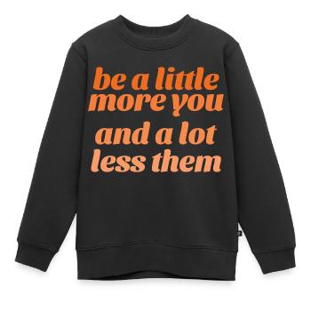 Sei mehr du und weniger sie - Kinder Premium Organic Sweatshirt - Schwarz - Vorne - AI Model Kid Female (0cm)