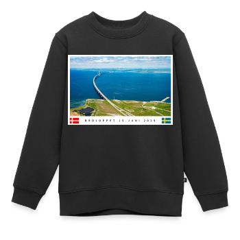 Buntes Brückenmotiv mit Datum und Flaggen - Kinder Premium Organic Sweatshirt - Schwarz - Vorne - AI Model Kid Female (0cm)